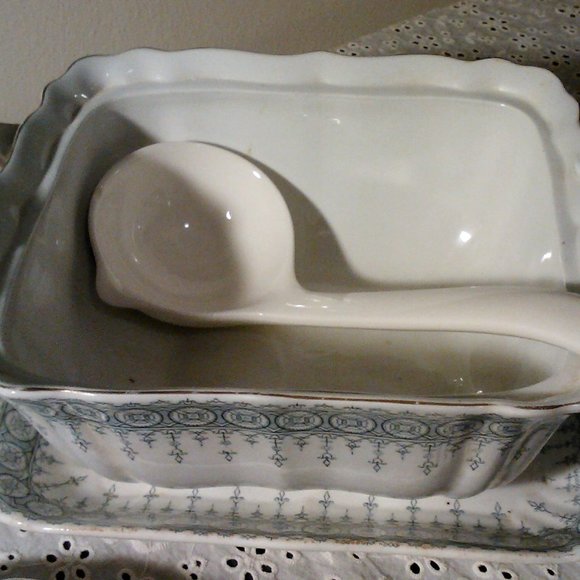 1800's Royal Vitreous Soup Tureen & Under plate - Picture 5 of 10
